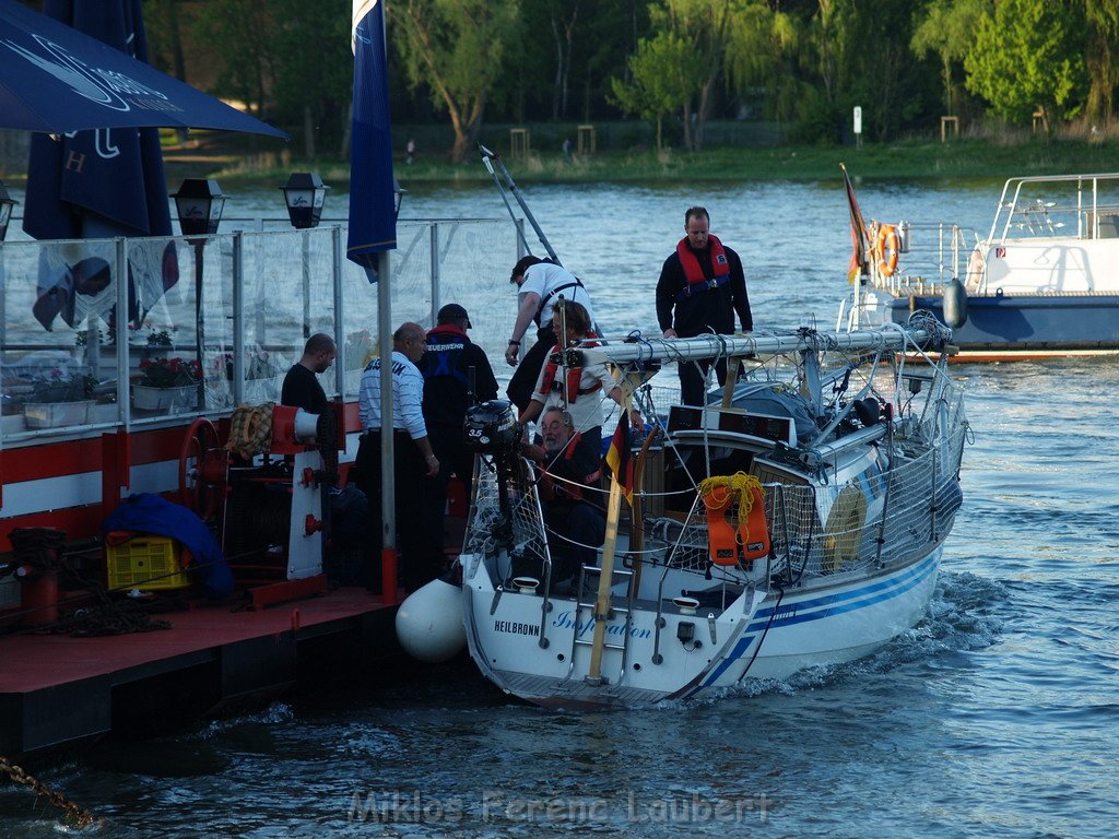 Motor Segelboot mit Motorschaden trieb gegen Alte Liebe bei Koeln Rodenkirchen P136.JPG